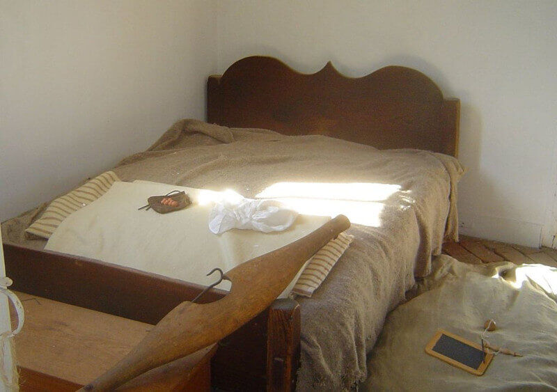 1024px-Sleep_tight_and_don’t_let_the_bed_bugs_bite